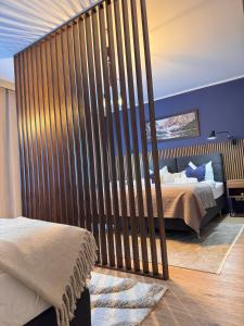 Ένα ή περισσότερα κρεβάτια σε δωμάτιο στο Zentrale Wohnung direkt am Hauptbahnhof - Bismarck