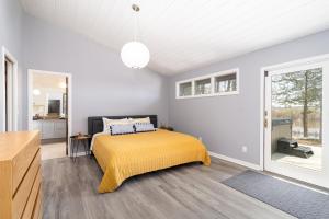 a bedroom with a bed with a yellow blanket at Riverfront Inn in Red Wing +50 photos