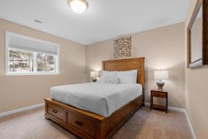 Un dormitorio con una cama grande y una ventana en Savanna Grove, en Blaine 46 fotos más