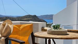 a table and chairs on a balcony with a view of the ocean at Efi's Apartments in Plaka Milou