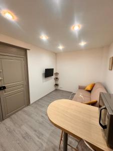 a living room with a couch and a table at Studio 1 centre ville RDC in Bar-le-Duc