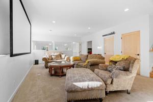 a living room with couches and a table at The Happy Home in Lakeland