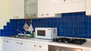 Køkken eller tekøkken på La Casetta nel Borgo a Due Passi dal Mare + 9 billeder