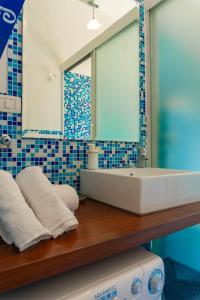 Et badeværelse på La Casetta nel Borgo a Due Passi dal Mare