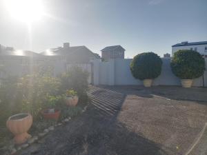 a garden with potted plants and a fence at Klagesoek in Vosburg