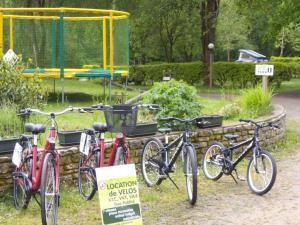 a group of bikes parked next to a stone wall at ZEcamping 3 étoiles animaux acceptés piscine chauffée restaurant et soirées in Huelgoat