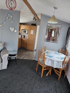 una sala da pranzo con tavolo e sedie in una stanza di Beautiful Mobile Home a Tralee