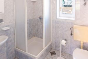 W łazience znajduje się prysznic, toaleta i umywalka. w obiekcie Apartments with parking spaces Povljana, Pag - 233 w mieście Povljana