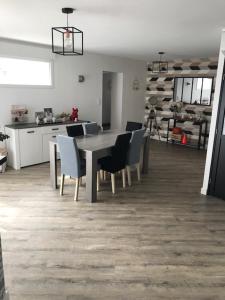 Kuchyň nebo kuchyňský kout v ubytování Maison Changé 4 chambres