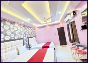 TV a/nebo společenská místnost v ubytování Fully Air Conditioning Hotel # SRP, Puri,Near sea Beach and Jagannth Temple -wi-fi and UPI Payment Accepted And Parking Facilities -BEST HOTEL IN PURI