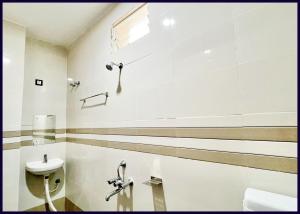 Koupelna v ubytování Fully Air Conditioning Hotel # SRP, Puri,Near sea Beach and Jagannth Temple -wi-fi and UPI Payment Accepted And Parking Facilities -BEST HOTEL IN PURI + 14 fotografií