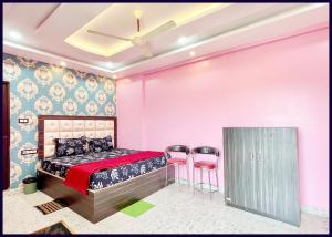 Postel nebo postele na pokoji v ubytování Fully Air Conditioning Hotel # SRP, Puri,Near sea Beach and Jagannth Temple -wi-fi and UPI Payment Accepted And Parking Facilities -BEST HOTEL IN PURI