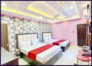Postel nebo postele na pokoji v ubytování Fully Air Conditioning Hotel # SRP, Puri,Near sea Beach and Jagannth Temple -wi-fi and UPI Payment Accepted And Parking Facilities -BEST HOTEL IN PURI