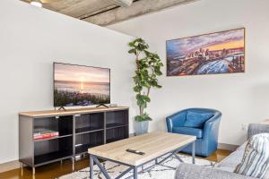 Televisyen dan/atau pusat hiburan di Sable 204 - One Bedroom