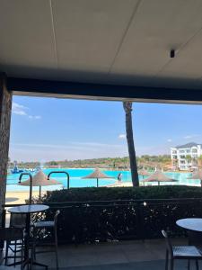 プレトリアにあるThe luxury Lifestyle Guest Houseのテーブルと椅子のあるレストランからのプールの眺め