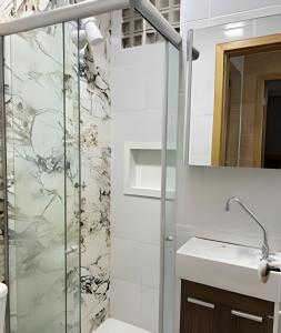 Koupelna v ubytování 402 Flat Agradavel e Acolhedor + 18 fotografií