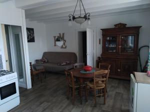Kuchyňa alebo kuchynka v ubytovaní la petite maison d'Albert + 6 fotografií