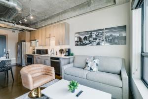 Una sala de estar con un sofá y una cocina. en Sable 302 - Alcove, en Minneapolis