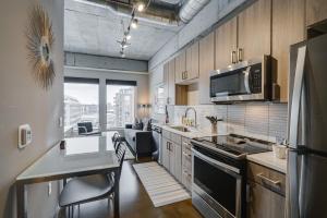 una cocina con estufa y microondas en Sable 602 - Alcove, en Minneapolis