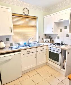 Kuchyň nebo kuchyňský kout v ubytování Great place in Liverpool, private bathroom & lounge