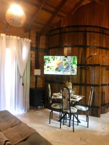 TV a/nebo společenská místnost v ubytování Casa di Pipa com ofurô