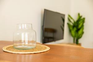 eine Glasvase auf einem Tisch in der Unterkunft Green House Beach Side Oasis in Vila Baleira