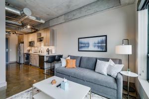 a living room with a couch and a kitchen at Sable 703 - Alcove in Minneapolis