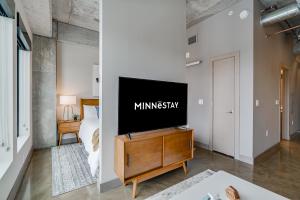 Una sala de estar con un televisor de pantalla plana sobre una cómoda. en Sable 703 - Alcove, en Minneapolis