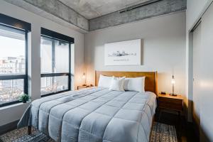 Un dormitorio con una cama grande y dos ventanas. en Sable 705 - Two Bedroom, en Minneapolis 32 fotos más