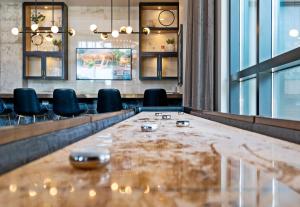 una sala de conferencias con una mesa grande y sillas en Sable 403 - Alcove, en Minneapolis