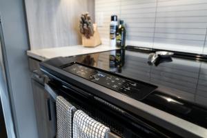 Un horno de estufa negro con dos toallas encima. en Sable 803 - Alcove, en Minneapolis 25 fotos más