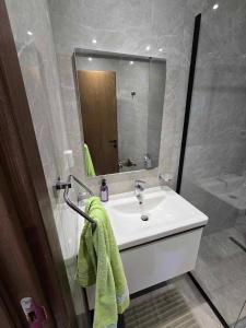 Et badeværelse på Luxueux Appartement pieds dans l'eau