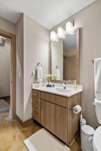 een badkamer met een wastafel, een toilet en een spiegel bij Sable 804 - One Bedroom in Minneapolis +28 foto's