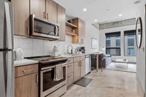 una cocina con armarios de madera y una gran ventana en Sable 203 - Alcove, en Minneapolis