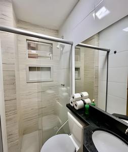 a bathroom with a toilet and a glass shower at 305 2Qtos Confortável e funcional in Belém