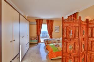 A bed or beds in a room at Villa Çınarlar