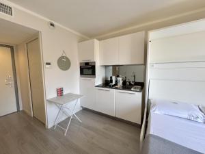 Gallery image of ApartHotel Riviera Nice Côte d'Azur - Old Town - Studio AC - Sea View - 50m Promenade des Anglais- LA MAISON LINDA in Nice