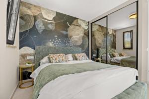 ザダルにあるLuxury Pool Seaside Apartments Zadarの壁画のあるベッドルーム1室(大型ベッド1台付) +29枚の写真