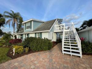 サラソタにあるThe Citrus Cottages of Sarasotaの正面に白いはしごがある家
