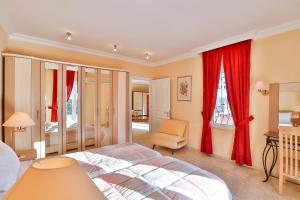 A bed or beds in a room at Villa Çınarlar