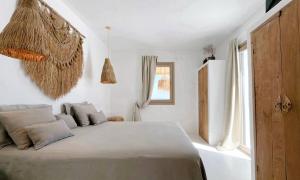 Postel nebo postele na pokoji v ubytování Sea view - Luxury Pool Villa - Golden Beach, Paros