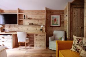 TV a/nebo společenská místnost v ubytování Auberge de La Maison