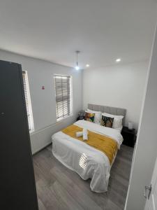 En eller flere senge i et værelse på Ilford, Luxury Flat 3 close to station