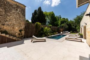 un patio con piscina y tumbonas en La Girondine - Piscine, billard, vigne et estuaire, en Gauriac 48 fotos más