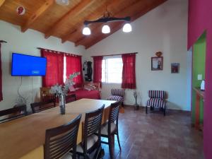 普洛缇尔Casa Lennon的带桌椅和沙发的客厅