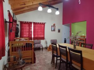 a dining room with a table and chairs at Casa Lennon in Plottier
