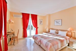 A bed or beds in a room at Villa Çınarlar
