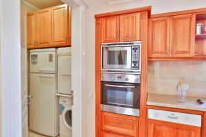 A kitchen or kitchenette at Villa Çınarlar