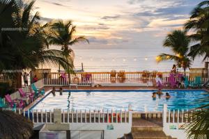 a pool at the beach with people in the water at Caribbean Town Tolu in Tolú