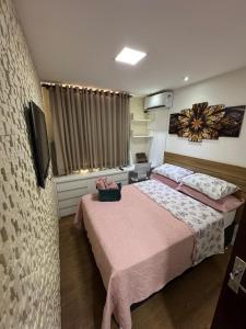 ein Schlafzimmer mit einem großen Bett mit einer rosa Decke in der Unterkunft Brasília - Lakeside Apartamento in Brasilia + 24 Fotos
